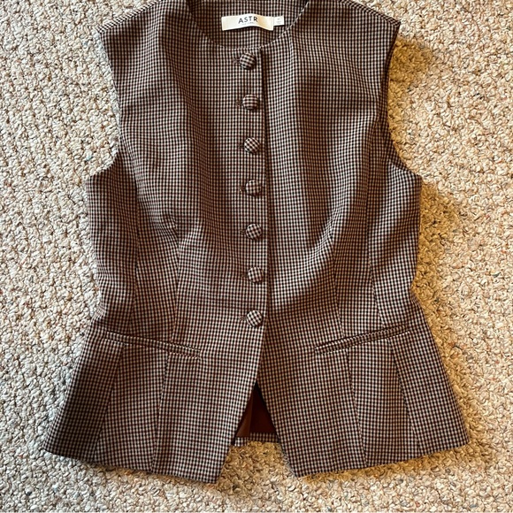 ASTR the label Women Gisselle Crewneck Vest and tailored short set medium plaid - Picture 5 of 13